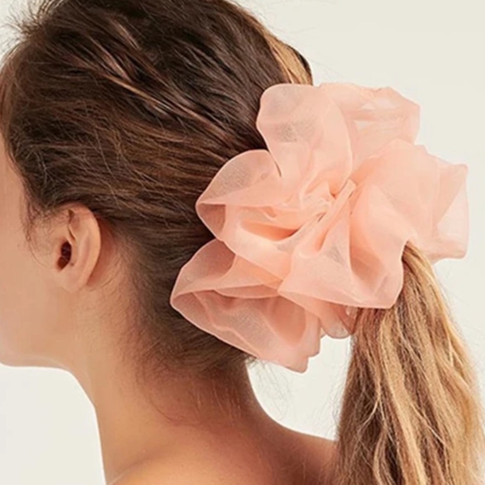 Large mesh peach hair scrunchie - Picture 3 of 3